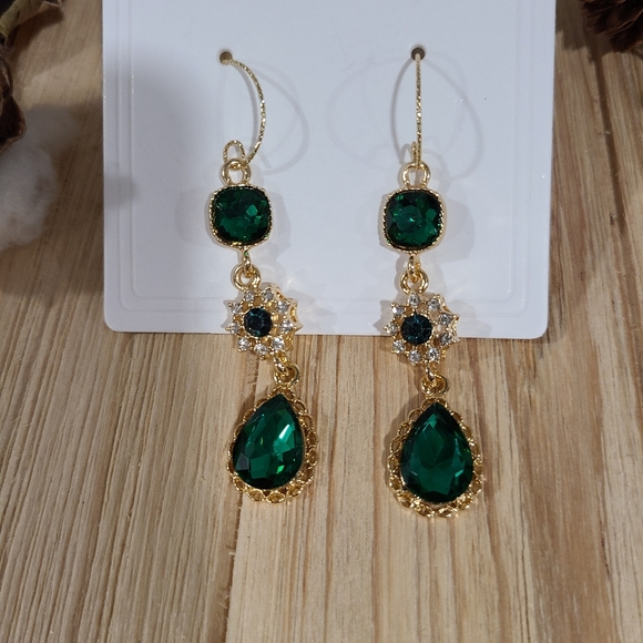 💚💚NEW💚💚GORGEOUS!! Emerald Green Rhinestone Waterdrop Earrings - Picture 9 of 12